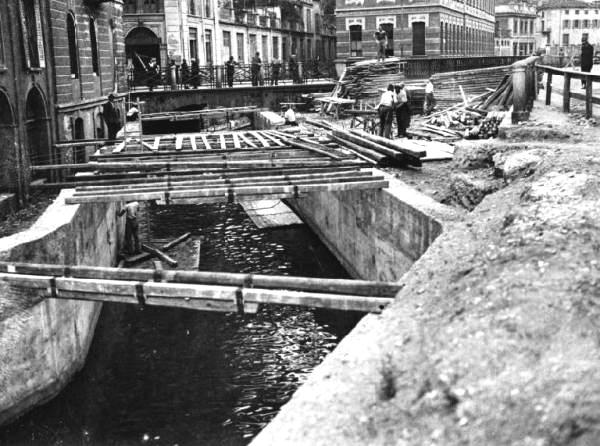 Milano. Lavori di copertura del Naviglio di San Marco