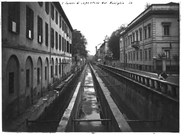 Milano. Lavori di copertura del naviglio in via Francesco Sforza.