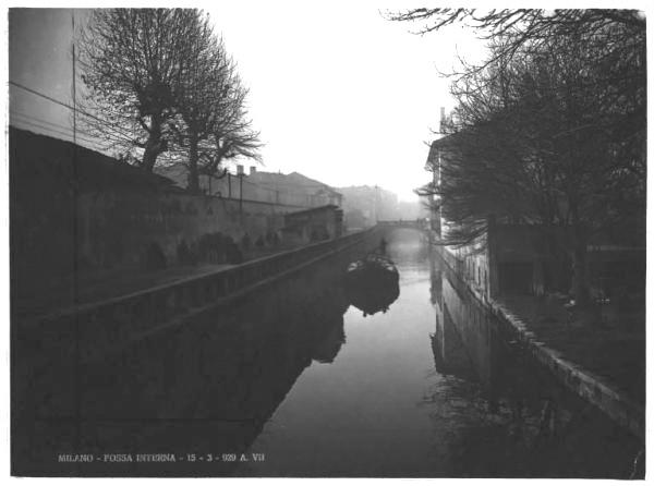 Milano - Fossa interna. Veduta del naviglio con barcone e carretto sulla strada.